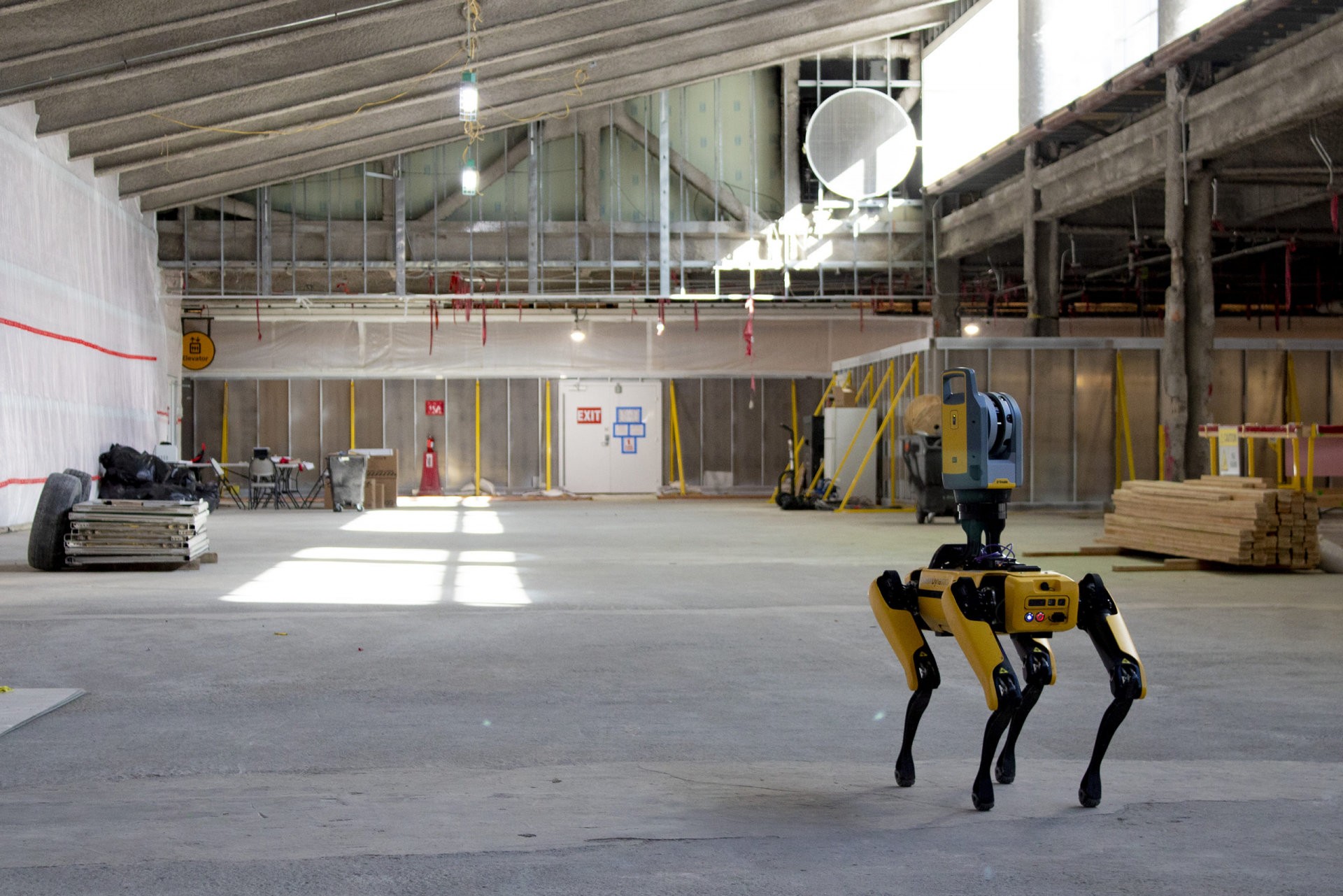 Spot，來自Boston Dynamics公司的機器狗，搭載最新的Trimble X7雷射掃描儀